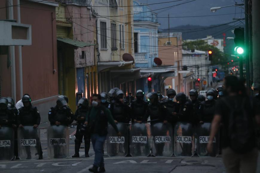 Los policías lanzaron bombas con gas lacrimógeno a los manifestantes en los sectores aledaños al Congreso hasta conseguir frenar el caos, que afectó a las instalaciones del Parlamento y sus calles aledañas, en el centro histórico de la Ciudad de Guatemala.