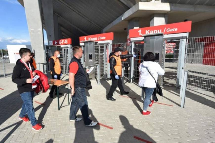 El regreso de los aficionados húngaros a los estadios ha generado polémica en un sector.