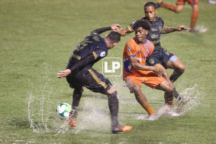 Charcos de agua se hicieron en el campo del estadio Nacional Chelato Uclés durante el partido UPN-Olancho FC.