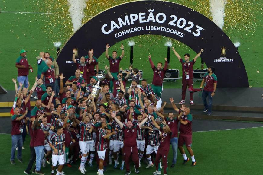 Los jugadores del Fluminense celebrando la conquista de su primera Copa Libertadores tras ganar a Boca Juniors en la final en el estadio Maracaná.
