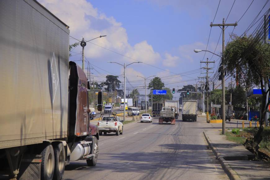 Recientemente la alcaldía instaló un semáforo en el bulevar del sur a la altura de la entrada a Chamelecón por la gasolinera, pero antes de esto, los rapiditos del transporte público habían protagonizado muchos choques en esta zona. 