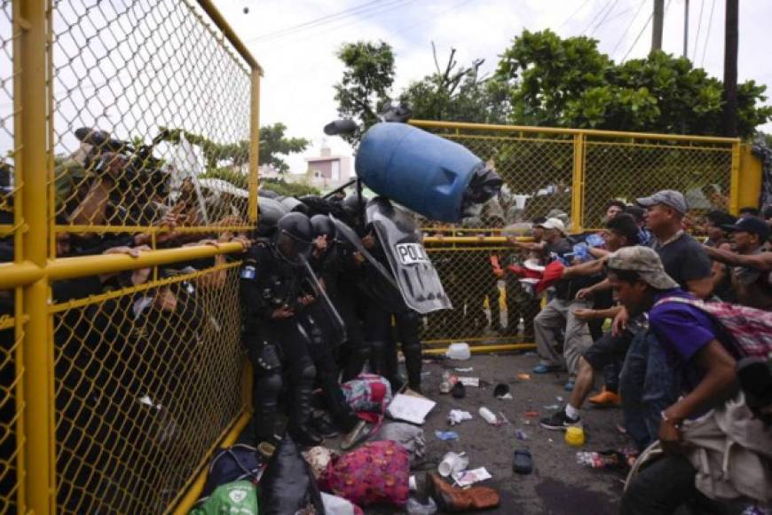Guatemalan riot police clash with Honduran migrants trying to cross the Guatemala-Mexico international border bridge in Ciudad Tecun Uman, Guatemala, on October 28, 2018. (Photo by SANTIAGO BILLY / AFP)