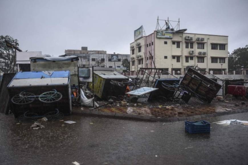 Más del 15% de la producción anual total de sal del estado de Guyarat -el mayor productor de India- se perdió en las inundaciones. (Photo by SAM PANTHAKY / AFP)