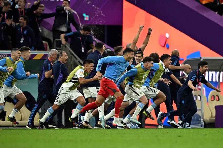 Los jugadores suplentes de Argentina también salieron corriendo a celebrar la clasificación a semifinales del Mundial de Qatar 2022.