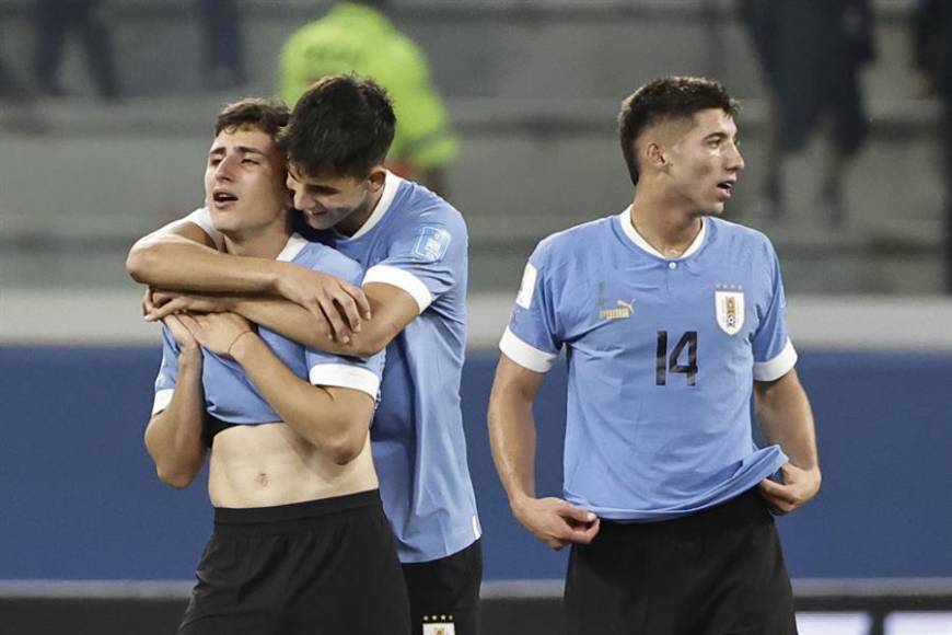 Por otra parte, las emociones también invadieron a los uruguayos por clasificar a las semifinales.