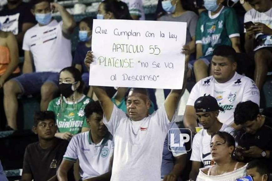 Este aficionado mostró esta pancarta pidiendo que se cumpla el artículo 55 y con el mensaje: “Platense no se va al descenso”.