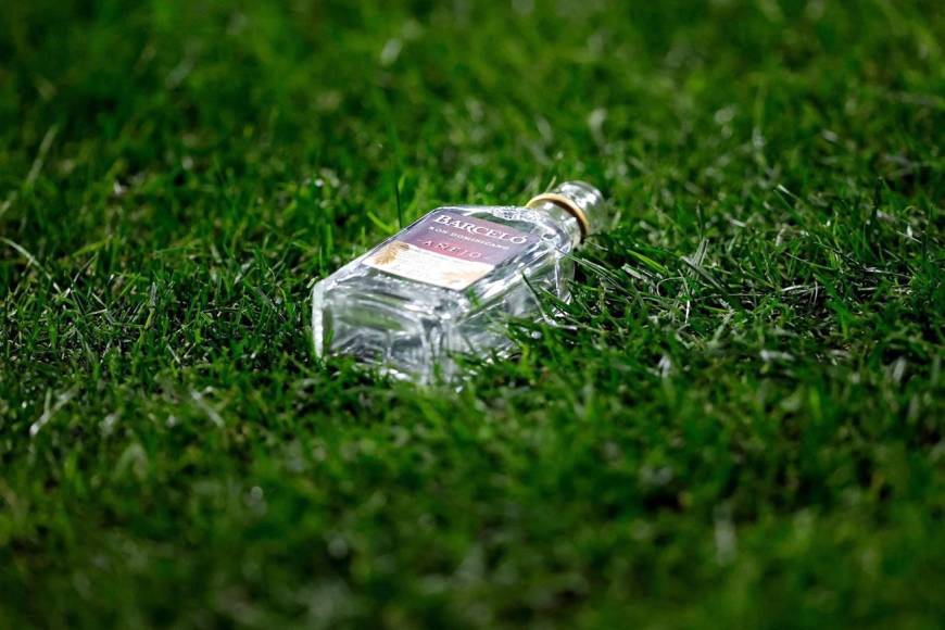 Hasta una botella vacía de vidrio de bebida alcohólica tiraron a la cancha del estadio Cívitas Metropolitano.