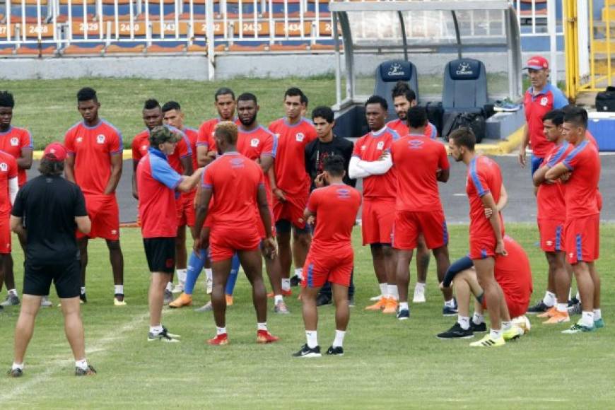 El preparador físico del Olimpia, Pablo Martín, también habló con los jugadores y al parecer en especial con Brayan Beckeles. Los otros futbolistas miran muy atentamente.