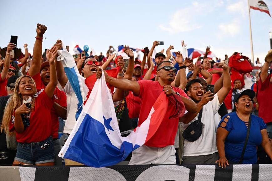 Los aficionados panameños celebrando en el Snapdragon Stadium tras clasificar a la final de la Copa Oro 2023.