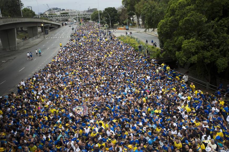 La invasión Xeneize en las calles de Río de Janeiro. Miles de aficionados de Boca Juniors caminando rumbo al estadio Maracaná para presenciar la final de la Copa Libertadores.