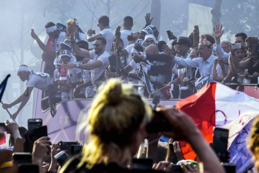 Los jugadores franceses recorrieron la ciudad en un bus descapotable.