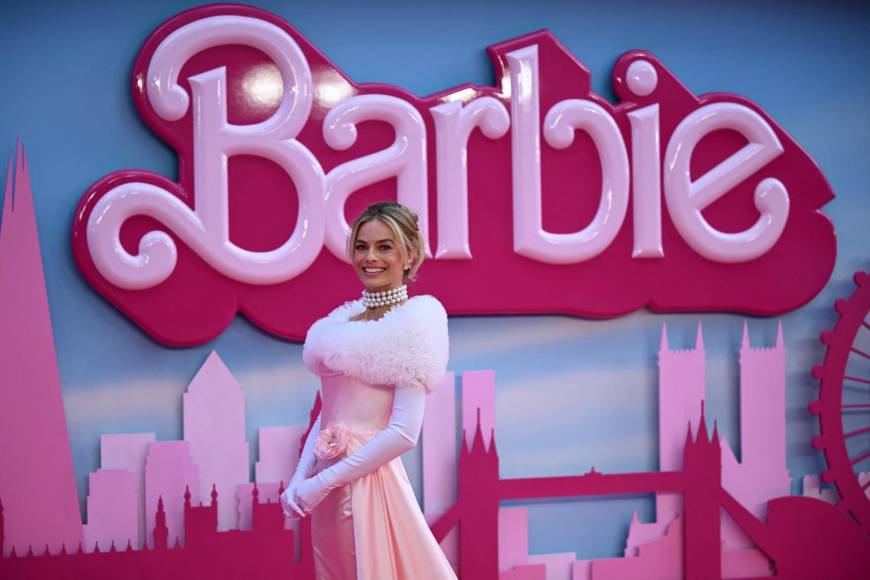 Su reciente look inspirado en Barbie, es este que lució hoy en la alfombra de la premier de la cinta en Londres, Inglaterra. 