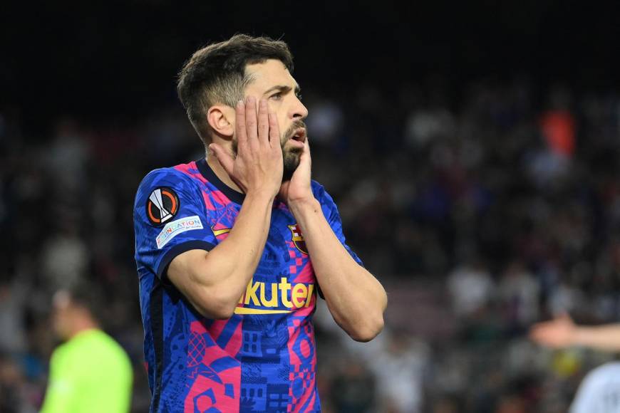 Jordi Alba se lamenta durante el partido contra el Eintracht Frankfurt.