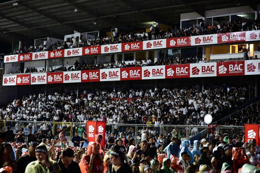 El estadio Francisco Morazán se empezó a llenar desde muy temprano, pues los portones abieron a las 5: 00 pm. 