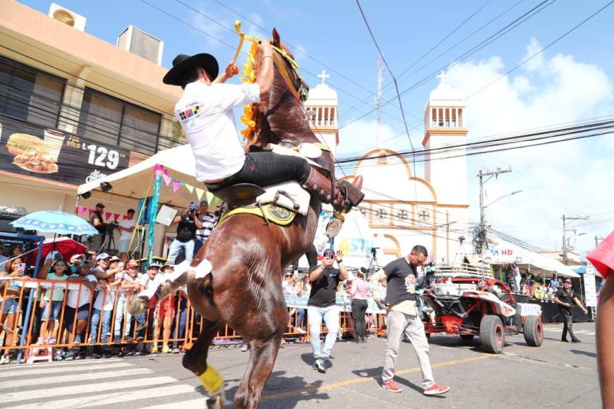 Cientos de personas se han aglomerado en las calles ceibeñas para ser parte de esta tradición.
