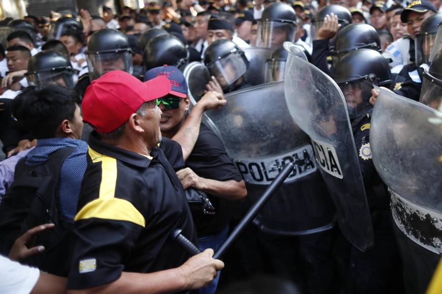 Cientos de manifestantes se abrieron paso a empujones entre la barrera policial para acercarse al Congreso de <b>Guatemala</b>, inconformes por el retraso de la juramentación presidencial del socialdemócrata, Bernardo Arévalo, que está prevista para la tarde de este domingo, observaron periodistas de la AFP. 