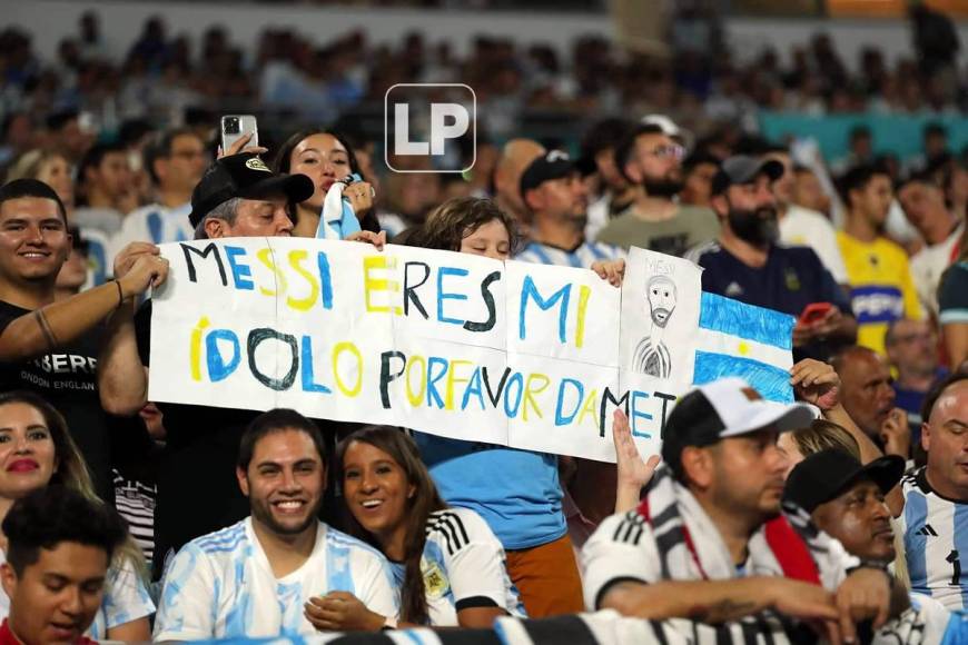 Otra pancarta para el hombre del partido, Lionel Messi.