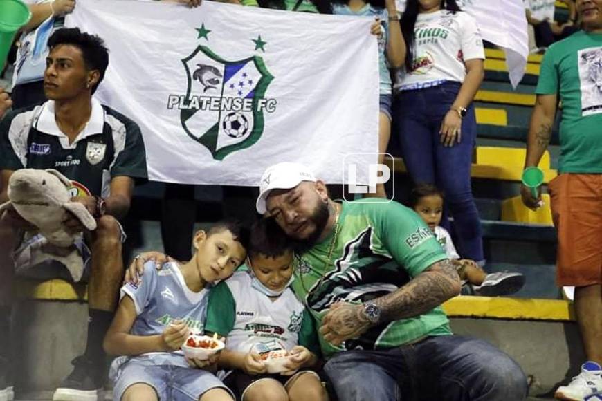 Este aficionado del Platense no pudo contener el llanto durante la derrota del Platense contra el Honduras Progreso.