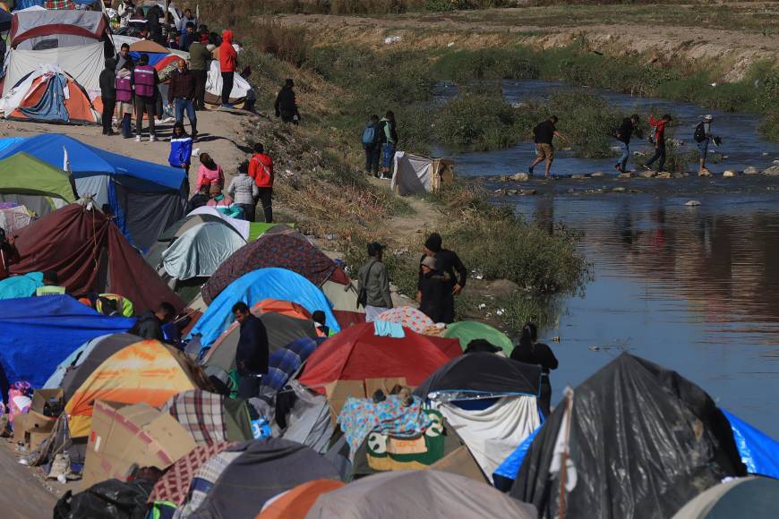 La región vive un flujo migratorio récord hacia Estados Unidos, cuya Oficina de Aduanas y Protección Fronteriza (CBP, en inglés) detuvo en el año, un número inédito de más de 2,76 millones de indocumentados, una cifra que incluye incrementos sustanciales en las capturas de cubanos y venezolanos.