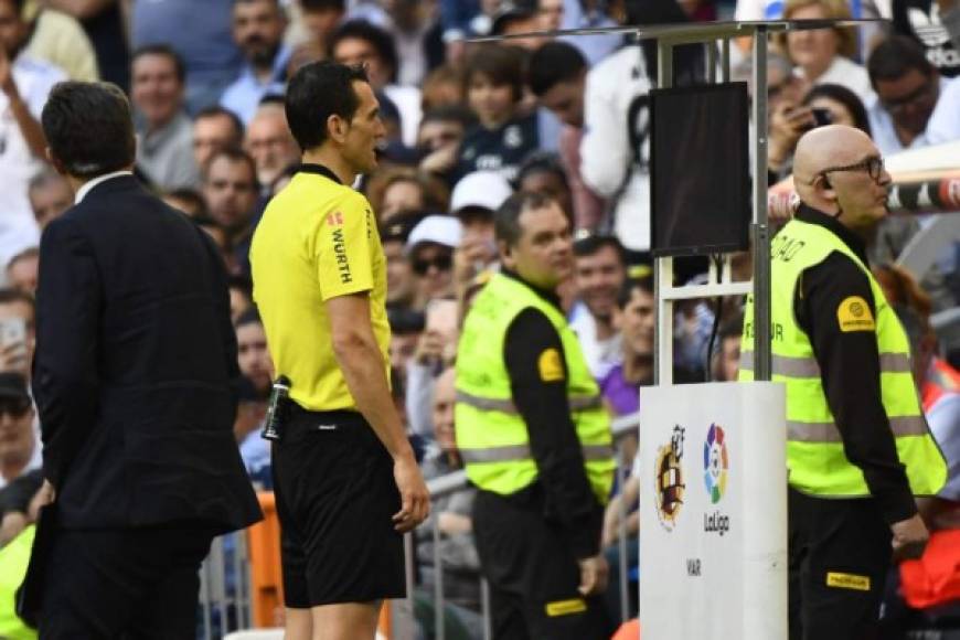 El árbitro optó por anular el tanto de Modric. En la repetición se pudo ver que Raphael Varane, quien estaba en posición adelantada, obstaculizó la visión del portero rival.