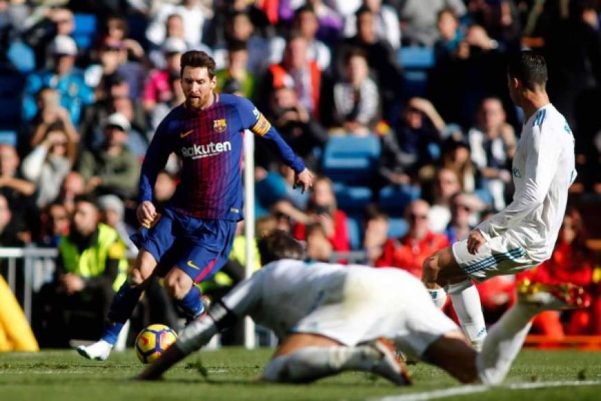 Messi siguió la jugada, sin taco. Cristiano Ronaldo fue a la marca y Sergio Ramos observaba desde el suelo.