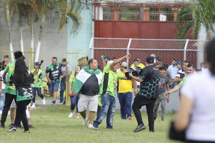 Aficionados del CD San Juan de Gualjoco invadieron la cancha para celebrar el éxito de su equipo.