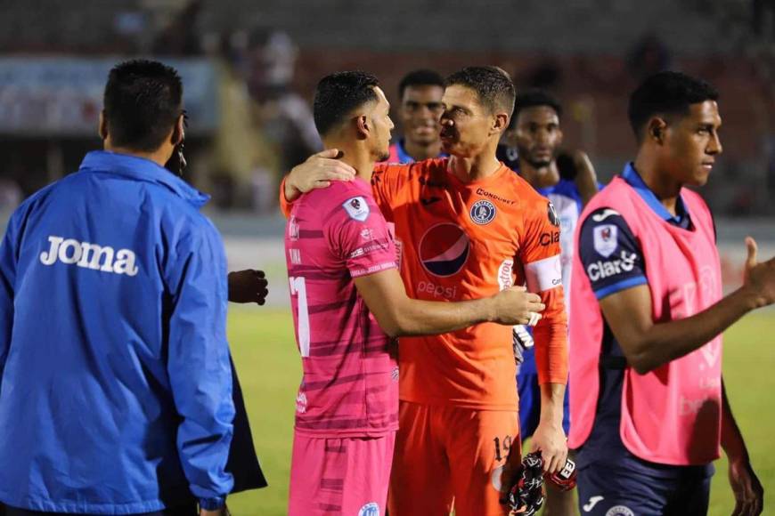 Hubo reencuentro especial en La Ceiba. Marlon Licona, portero del Victoria y ex del Motagua, saludó a sus excompañeros tras el final del partido.