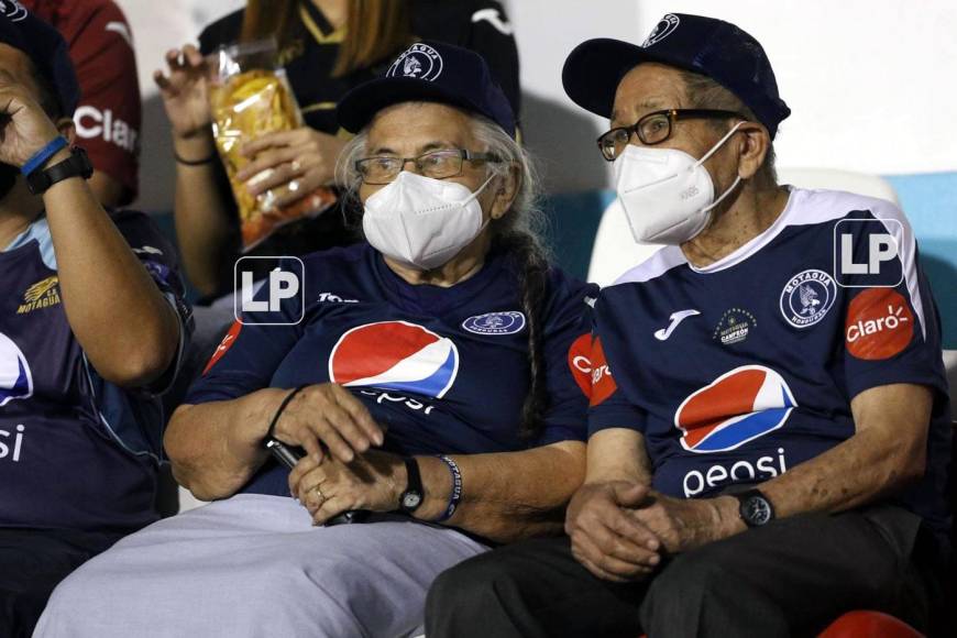 La tierna imagen de dos abuelitos aficionados del Motagua en el estadio Nacional Chelato Uclés.