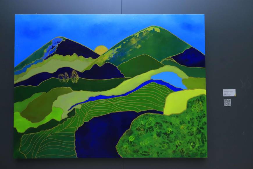 María Eugenia Canahuati de Handal hizo esta obra que evoca a la naturaleza, la cual se llama “Montañas azules”
