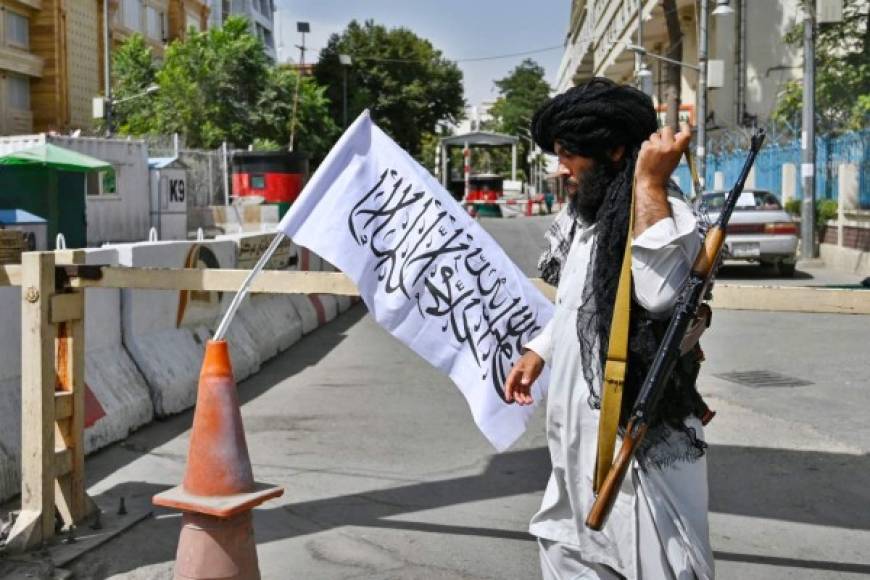 Su comportamiento en las calles este martes variaba. 'Algunos son amables y no dan ningún problema. Pero otros son duros (...), te empujan y te gritan sin razón', dijo un hombre que intentaba llegar a su oficina, pasando un puesto de control talibán.