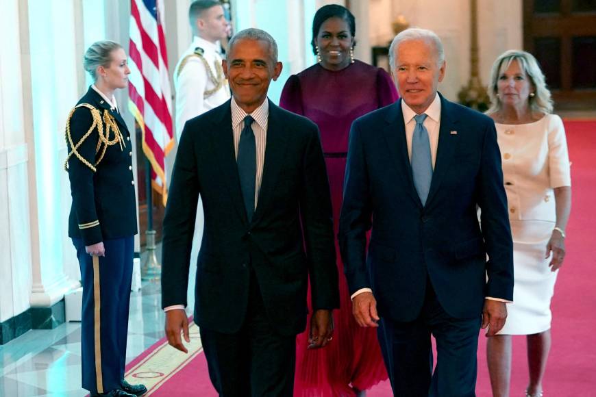 “Barack y Michelle, bienvenidos a casa”, les dijo al principio de la ceremonia el presidente estadounidense, Joe Biden, quien describió a su antiguo compañero como una de las personas más íntegras que ha conocido y cuya creencia en el cambio dio esperanzas a Estados Unidos.