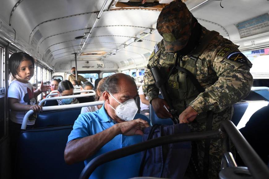 Una encuesta del diario La Prensa Gráfica reveló el lunes que el 87,8% de los salvadoreños aprueba la gestión del presidente, y destacó que la “punta de popularidad” es por el trabajo en materia de seguridad.