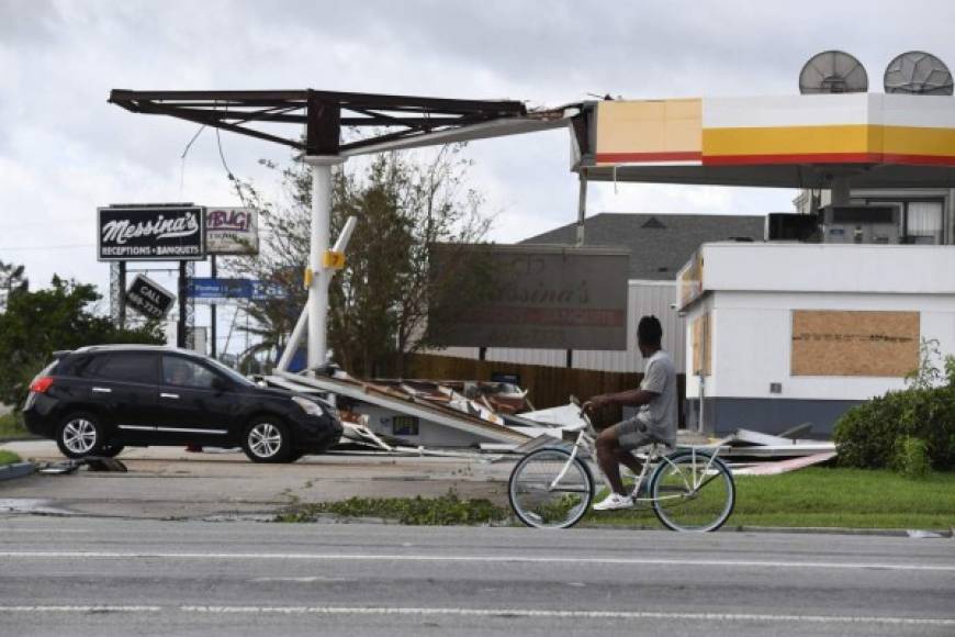 En la localidad de Jean Lafitte, al sur de Nueva Orleans, el alcalde Tim Kernet habló de una 'devastacion total, catastrófica' con 'los diques de la ciudad superados' por las aguas, a una emisora local