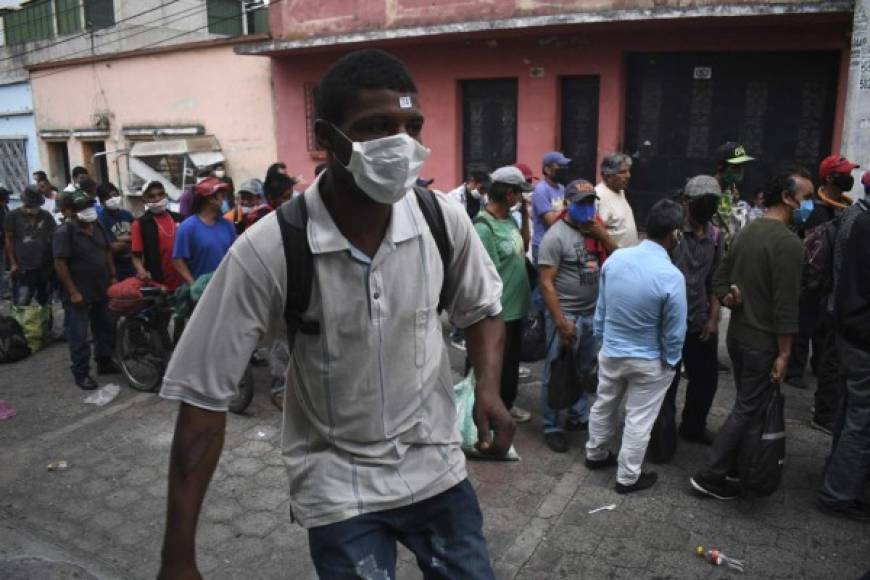 'Con el coronavirus no tengo entrada de dinero de nada', subrayó Blanca, quien esgrimió que el donativo recibido 'nos alcanza para dos días así, contemplándolo (racionando) para que nos dure'.<br/><br/>Blanca Yolanda vive sola, pero además de carecer de alimentos y entradas de dinero tiene 'una deuda en una tienda. Afortunadamente tengo mi casa, sencilla, pero propia al fin de cuentas', pero menciona que hay casos en los que además de todo se deben las rentas y otros pagos urgentes.