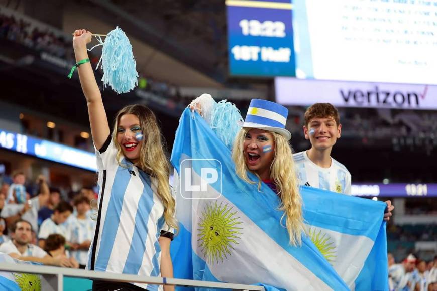 Bien identificados asistieron los aficionados argentinos al Hard Rock Stadium de Miami.