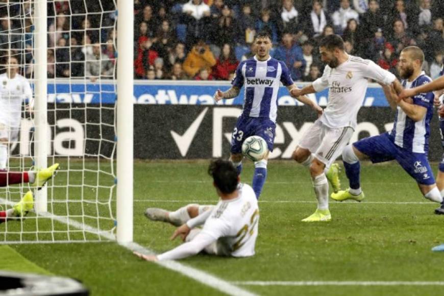 Dani Carvajal estuvo muy atento para aprovechar este balón suelto en el área chica del Alavés y marcar con la pierna derecha para la victoria del Real Madrid.
