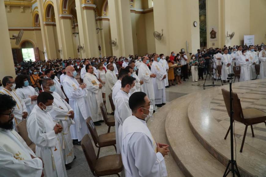 La eucaristía donde participaron todos los párrocos de la diócesis, familiares y feligresía fue a las 10:00 am en la catedral San Pedro Apóstol.