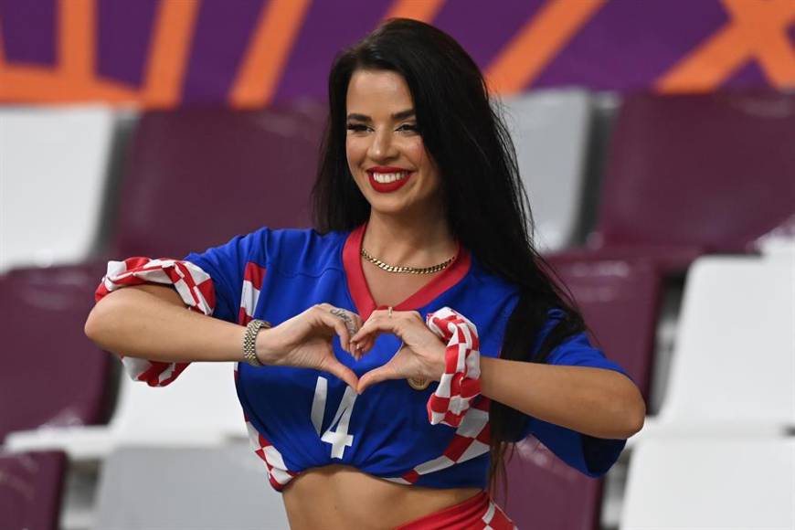 La famosa aficionada croata, Ivana Knoll, se hizo presente una vez más en Qatar para disfrutar de su equipo.