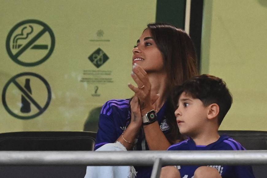 Antonela Roccuzzo en el estadio Ahmad Bin Ali durante el Argentina vs Australia.