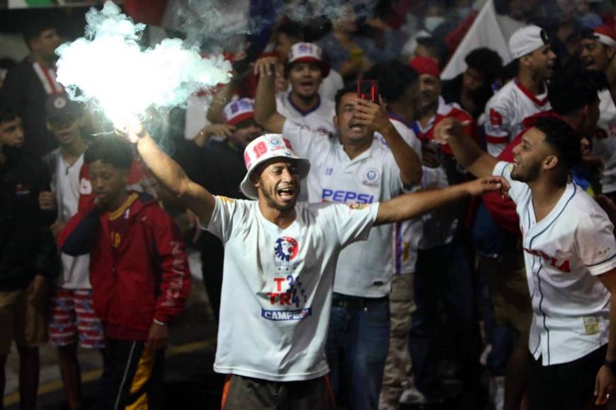 Algunos aficionados olimpistas celebraron con bengalas.