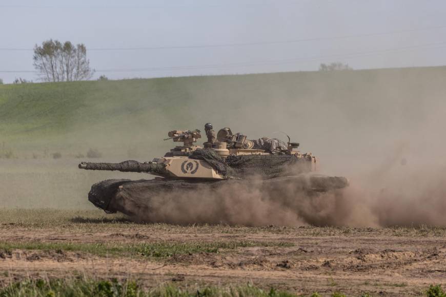 Según el Wall Street Journal, que cita a altos funcionarios norteamericanos, Estados Unidos se plantea a su vez enviar sus tanques de asalto Abrams M1, lo que hasta ahora se negaba a hacer por supuestas dificultades de mantenimiento y formación.