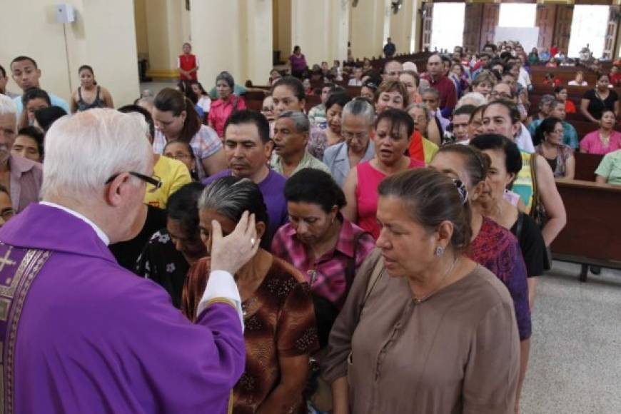 Ángel Garachana, obispo de la Diócesis de San Pedro Sula, impune la cruz de ceniza a la feligresía sampedrana en el inicio de la Cuaresma.