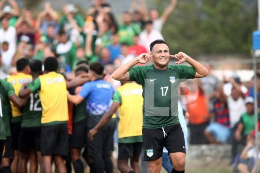 Así festejó Jeffry Orellana, anotador de uno de los goles del Atlético Pinares en la final.