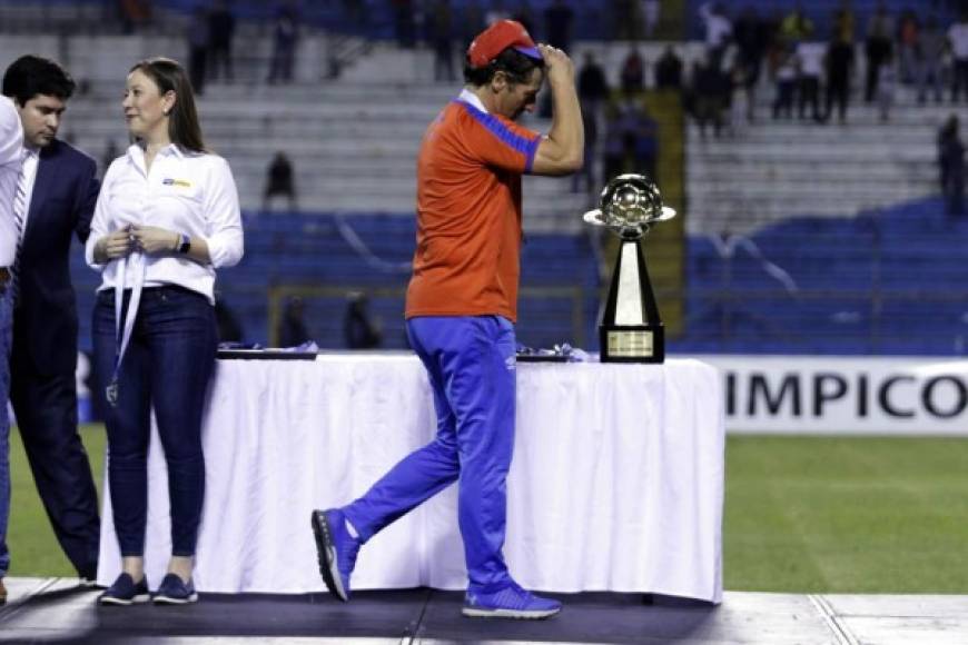 La frustración de Pedro Troglio pasando a la par del trofeo de la Copa Premier.