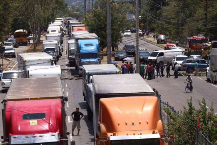 Considerables filas de transporte de carga se observa en el carril de venida a San Pedro Sula.