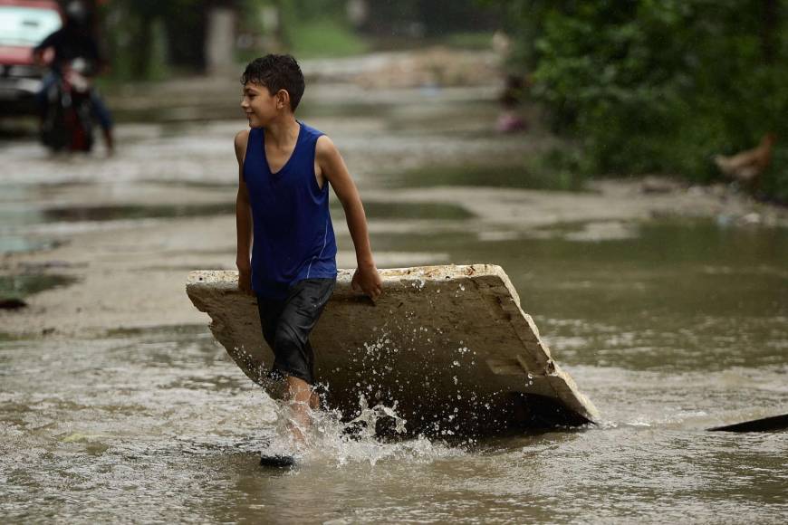 Más de 200 personas de unas siete colonias de La Lima se vieron obligadas a abandonar sus hogares por temor a las inundaciones que avanzan lentamente hacia sus casas.