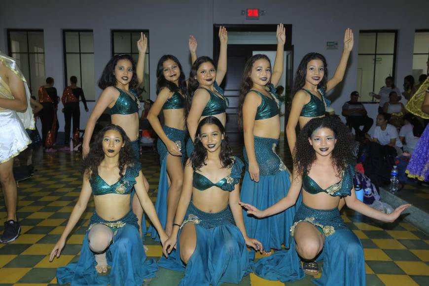 Con trajes en tono azul eléctrico, estas bailarines lucieron preciosas. 