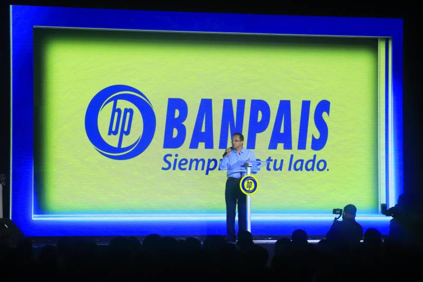 El evento fue organizado por Banpaís y contó con el patrocinio de Pepsi, Link, Vox y TSi. En la imagen: Carlos Amaya, Vicepresidente Ejecutivo de Banca de Personas, momentos antes de presentar al doctor Canessa. 