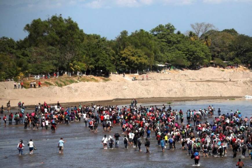 Los migrantes, desesperados, se lanzanron al río intentando cruzar por donde apenas hay agua, frente a la atenta vigilancia de miembros de la Guardia Nacional, que aguardan del lado mexicano y buscan detener el flujo migratorio.