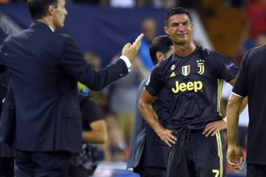 Cristiano Ronaldo no pudo contener las lágrimas tras ser expulsado. Foto AFP